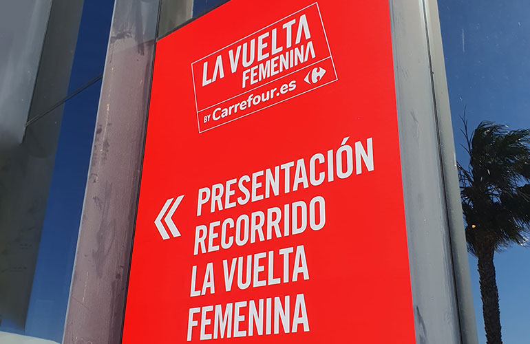 Imagen de vinilo impreso para exteriores para la presentación de La Vuelta Femenina 2023