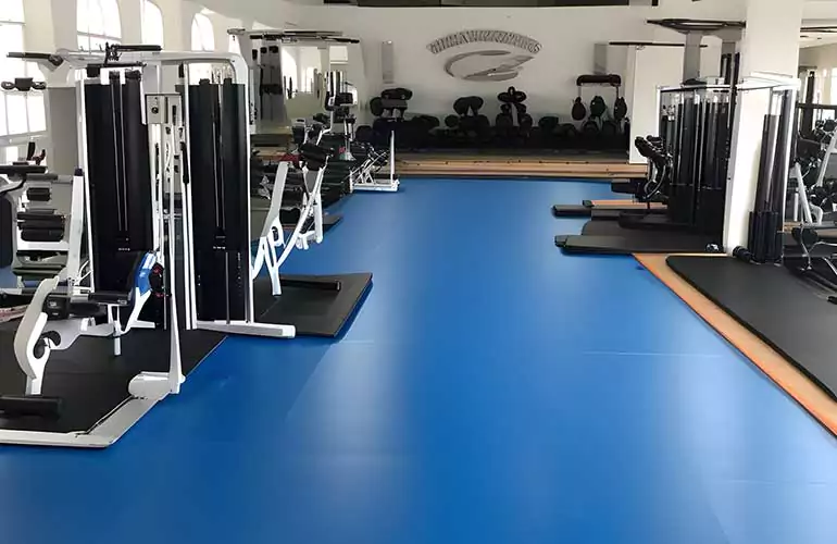 Vinilo de color azul instalado en el suelo de un gimnasio