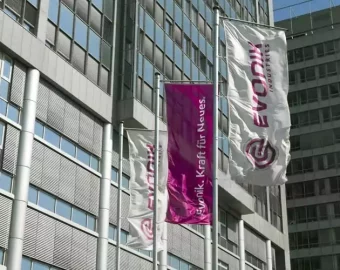 Foto de Banderolas Publicitarias ondeando al lado de sede de empresa Evonik Industries