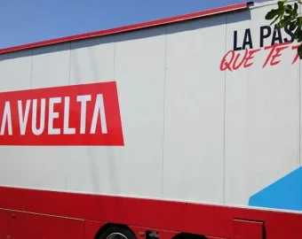 Foto de Imanes Publicitarios a Medida De Gran Tamaño en camion de Vuelta Ciclista a España