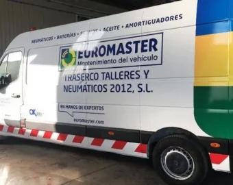 Foto de furgoneta de empresa franquicia Euromaster rotulada con imanes Publicitarios de la marca
