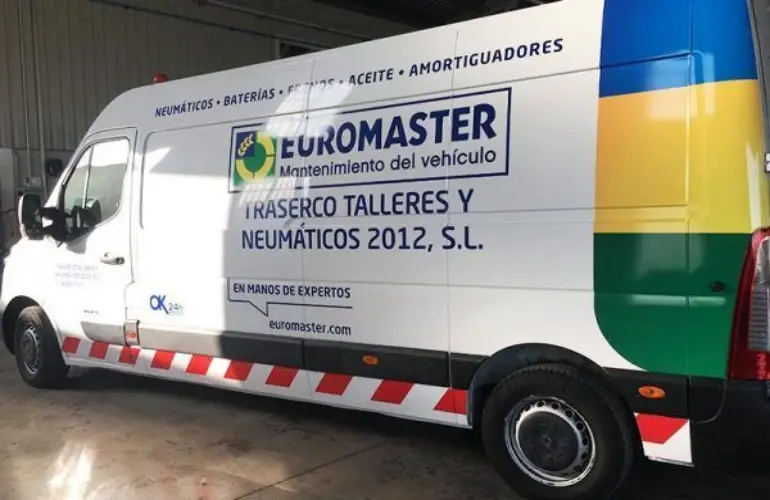 Foto de furgoneta de empresa franquicia Euromaster rotulada con imanes Publicitarios de la marca