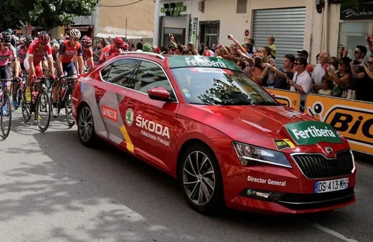 Foto de coche de vuelta ciclista a España con Imanes Publicitarios de diferentes patrocinadores