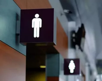 Señal de Entrada para WC de hombre y mujer en un aeropuerto