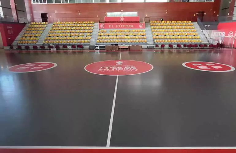 Vinilo Adhesivo con laminado suelo para ser utilizado en pabellones deportivos