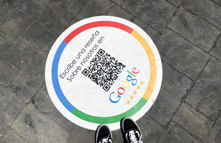 Vinilo Impreso Para Suelo colocado en superficie rugosa con código QR listo para escanear