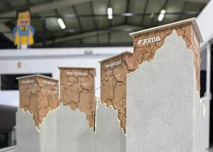 Podium Realizado Carton Pluma Relieve Joma Walltoprint